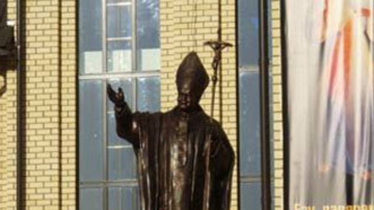 В Беларуси вандалы повредили памятник Иоанну Павлу II
