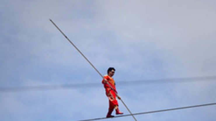 Китаец установил рекорд, прожив два месяца на тонких тросах