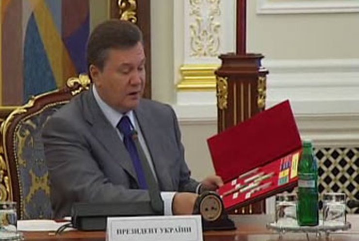 Янукович принес на работу наркотики