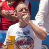 Житель США победил на чемпионате по поеданию хот-догов в четвертый раз подряд