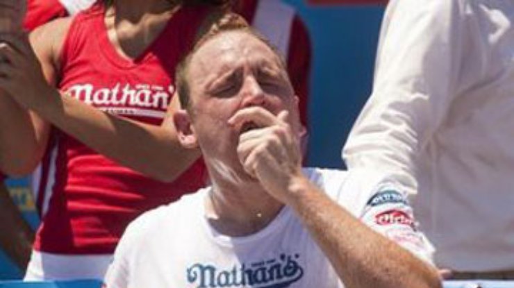 Житель США победил на чемпионате по поеданию хот-догов в четвертый раз подряд