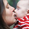 Материнские поцелуи укрепляют детский иммунитет