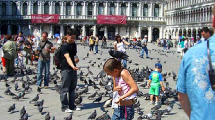 Итальянцам запретили кормить голубей и целоваться в машине