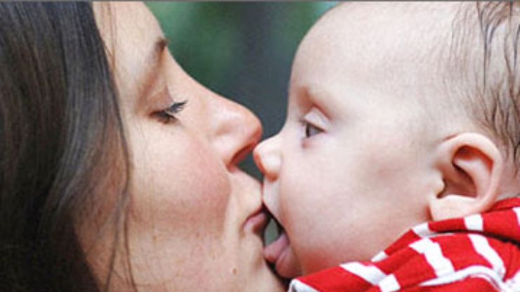 Материнские поцелуи укрепляют детский иммунитет