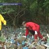 В Закарпатье активисты чистят берега водохранилища