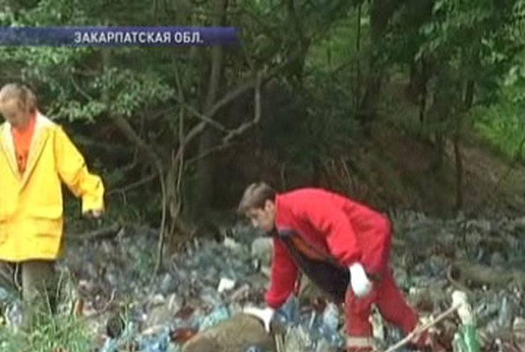 В Закарпатье активисты чистят берега водохранилища