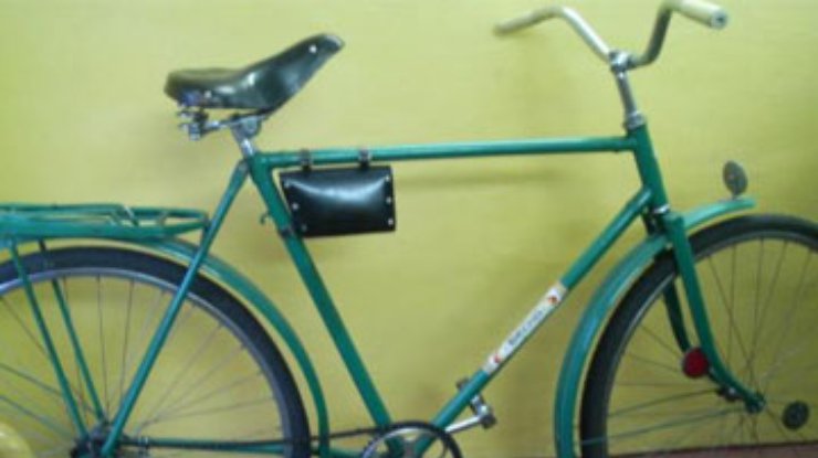 Журналисты подарили Януковичу велосипед "Украина"