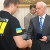 Азаров встретился с украинскими геймерами-чемпионами мира