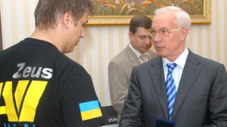 Азаров встретился с украинскими геймерами-чемпионами мира