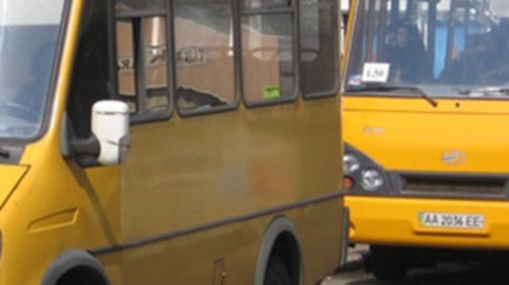 В Мариуполе из-за жары у маршруток взрываются колеса