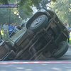 В Днепропетровске грузовик провалился в трехметровую яму на дороге