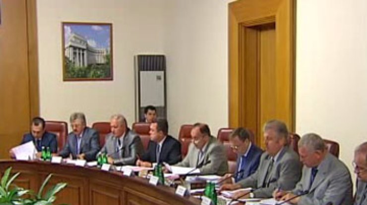 Азаров запретил чиновникам тратиться на авто, мебель и технику
