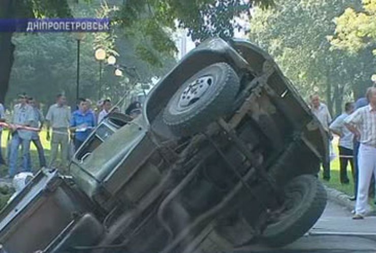 В Днепропетровске грузовик провалился в трехметровую яму на дороге