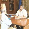 Янукович с Азаровым разыграли "сценку" на украинском языке