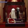 Британцев зовут в Букингемский дворец смотреть наряды королевы