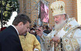 Патриарх Кирилл наградил Януковича высшим церковным орденом