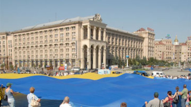 Киевский Майдан накрыли самым большим флагом
