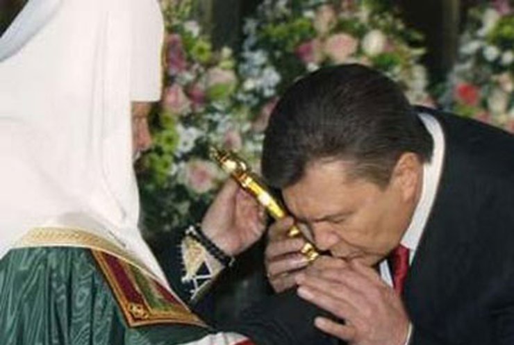 Патриарх Кирилл прилетел в Крым к Януковичу