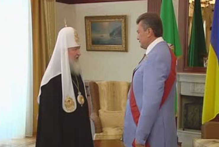 Патриарх Кирилл приехал к Януковичу на "Чайке"