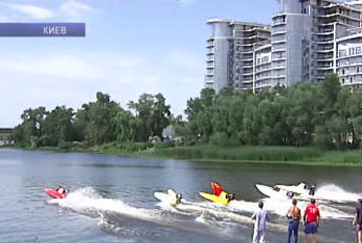 В Киеве стартовали гонки на скоростных лодках