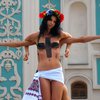 Активистку FEMEN распяли