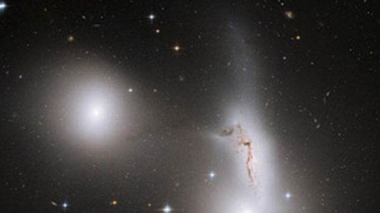 Астрономы наблюдают за слиянием трех галактик