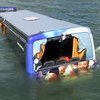 В Париже туристический автобус утонул в реке