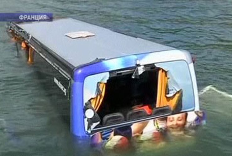 В Париже туристический автобус утонул в реке