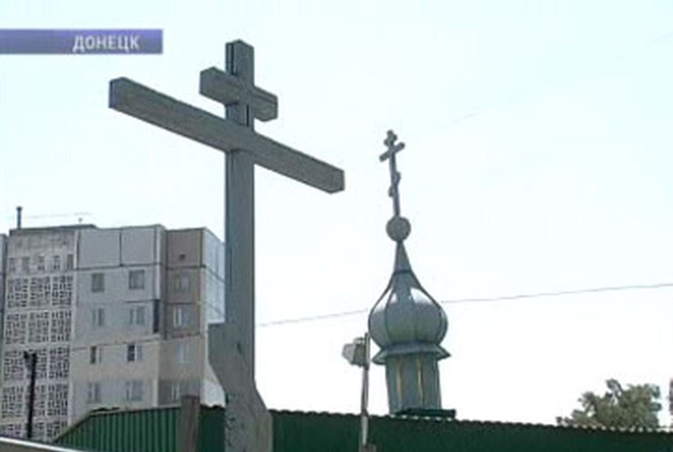 В Донецке пассажирский автобус врезался в храм