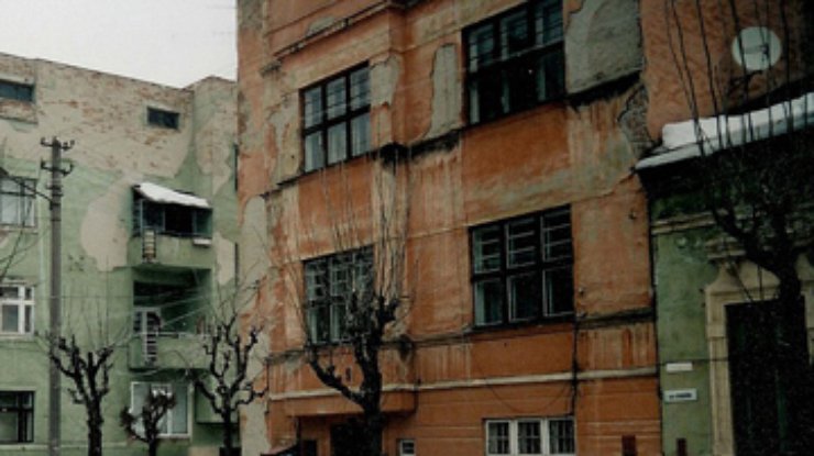 В Черновцах джип протаранил жилой дом