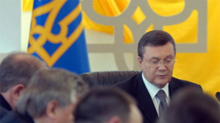 Янукович возвращается в Киев, чтобы круглые сутки "мониторить" пожары