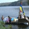 Пятеро молодых людей плывут к морю на пластиковых бутылках