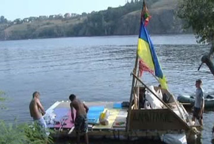 Пятеро молодых людей плывут к морю на пластиковых бутылках