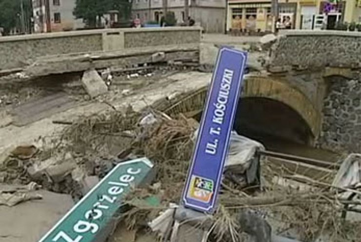 Наводнение превратило польский город Богатыня в зону стихийного бедствия