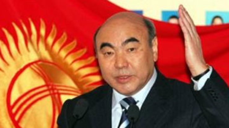Кыргызстан отобрал иммунитет у первого президента и требует его выдачи