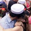 Нью-Йорк отпраздновал капитуляцию Японии сотнями поцелуев