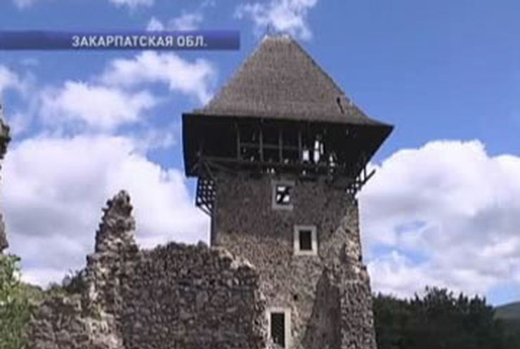 Уникальный замок Закарпатья спасают иностранные волонтеры