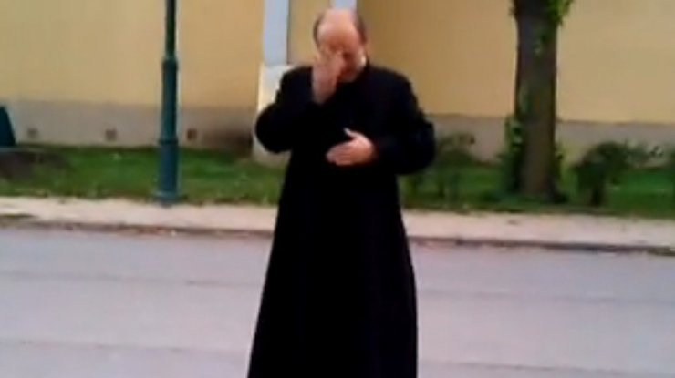 В Венгрии священник дал урок катания на скейтборде