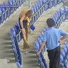 Футбольные фанаты-хулиганы в наказание убирают стадион соперников