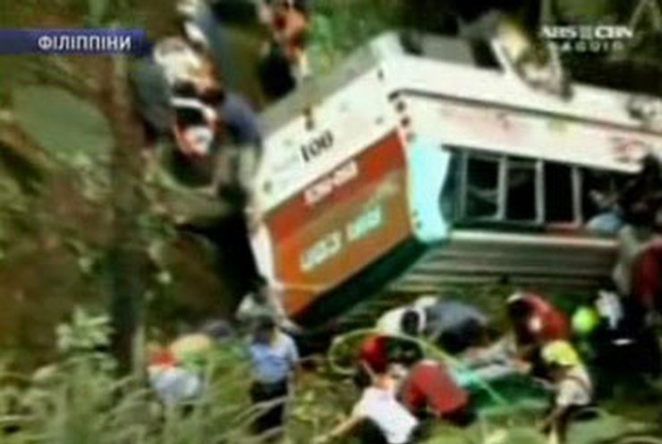 На Филиппинах автобус с туристами упал в пропасть