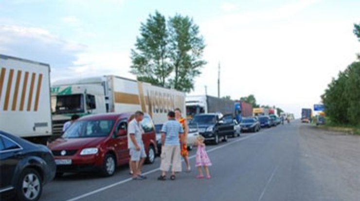 На границе Украины и России возникла большая пробка