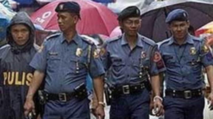 На Филиппинах экс-полицейский захватил автобус с туристами