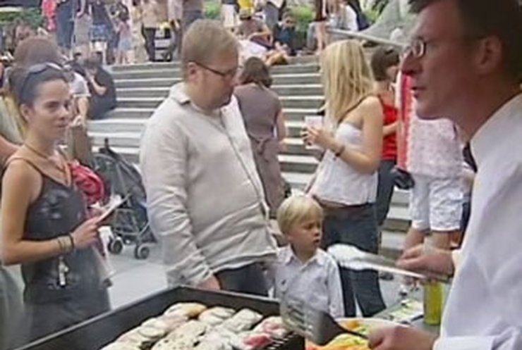 В Брюсселе лучшие повара Европы устроили гигантское барбекю