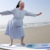 Американские монахини проведут соревнования по серфингу