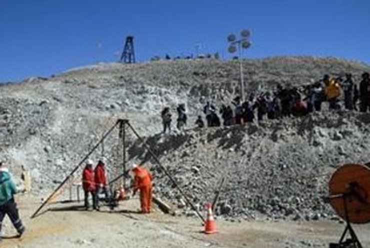 В Чили начали бурить тоннель для спасения замурованных горняков