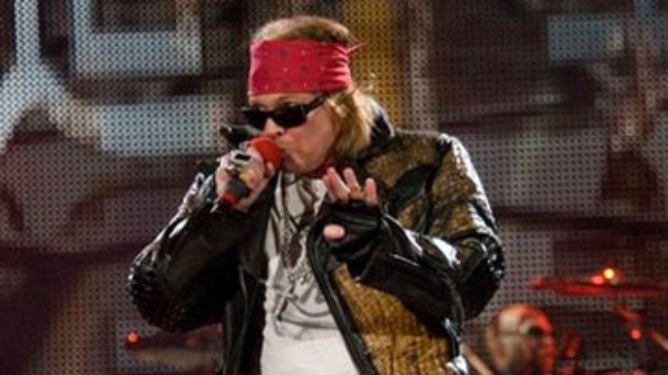 Guns N'Roses забросали на сцене бутылками