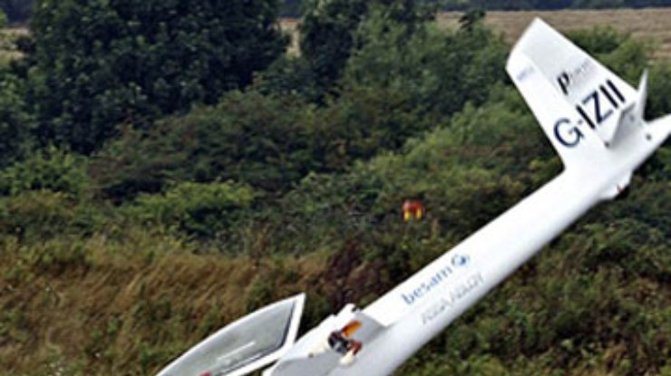 В Британии пилот планера выжил после столкновения с землей