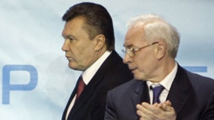 Азаров призвал детей брать пример с Януковича