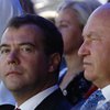 Западные СМИ: Скандал с Лужковым может погубить Медведева