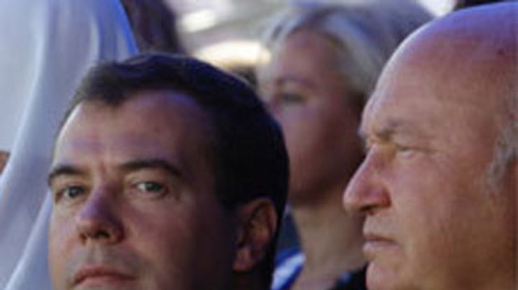Западные СМИ: Скандал с Лужковым может погубить Медведева